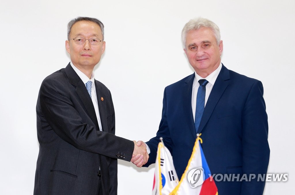 백운규 산업부 장관, 체코 상원의장과 면담
