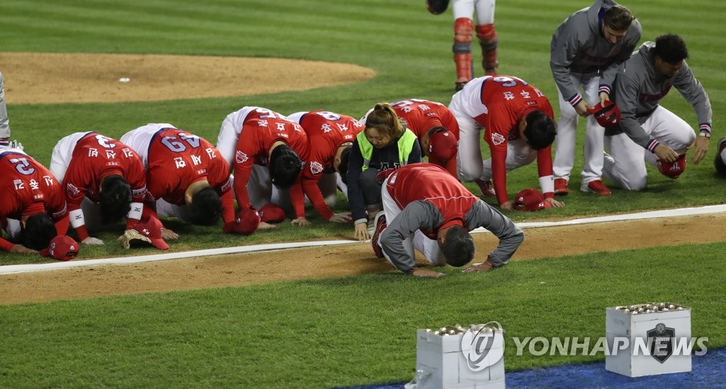 KIA 8년 만의 한국시리즈 정상 '큰절'