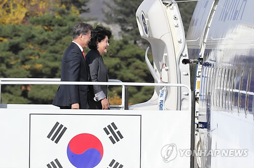 밝은 표정으로 전용기 들어서는 문 대통령 내외