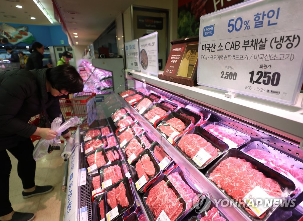 ソウル市内のスーパーで米国産牛肉を選ぶ買い物客＝（聯合ニュース）