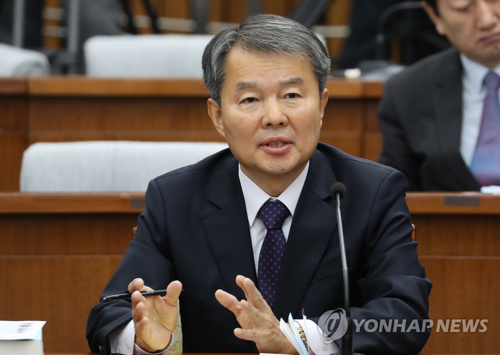 의원들의 질의에 답변하는 이진성 헌재소장 후보자