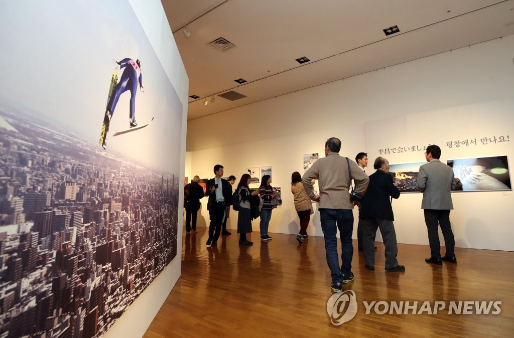 「韓日交流写真展」の会場の様子＝２０日、東京（聯合ニュース）