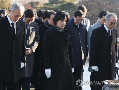 현충원 참배하는 추미애 더불어민주당 대표