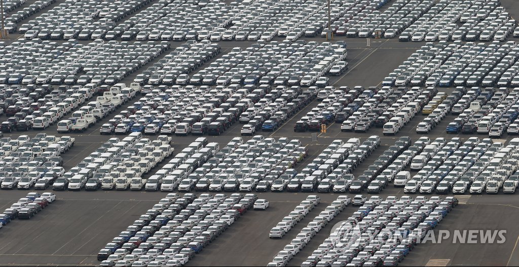 2018년 1월 7일 울산의 한 자동차 공장 야적장에 차량이 늘어서 있다. [연합뉴스 자료사진]