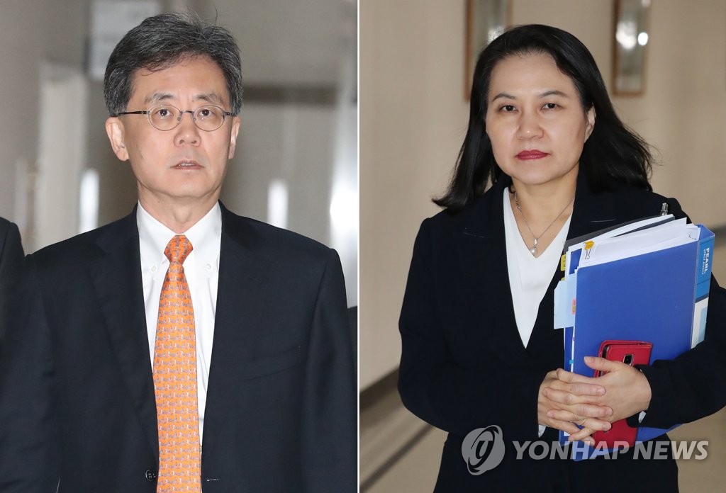 기자실 들어서는 김현종 본부장과 유명희 수석대표