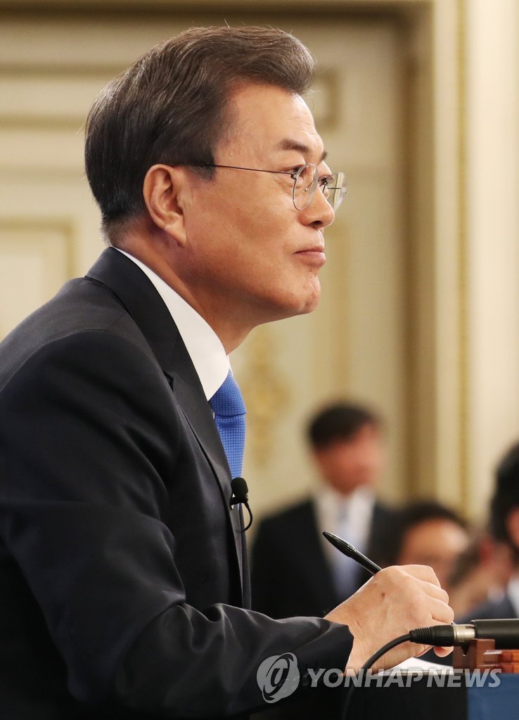 질문 듣는 문 대통령