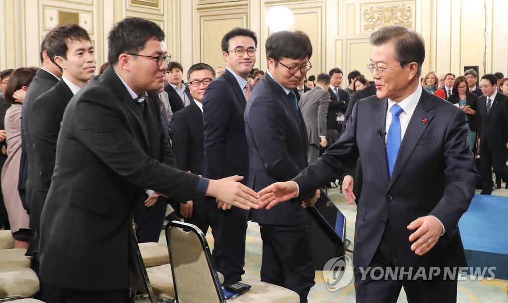기자들과 악수하는 문 대통령