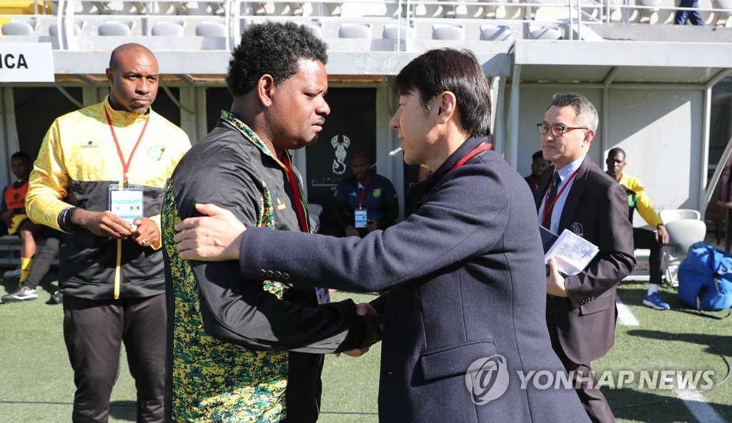 시어도어 위트모어 감독과 인사 나누는 신태용