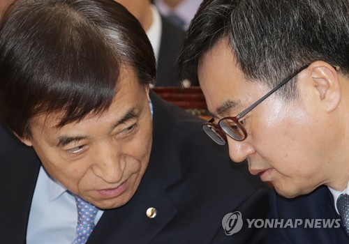 머리 맞댄 경제부총리와 한국은행 총재