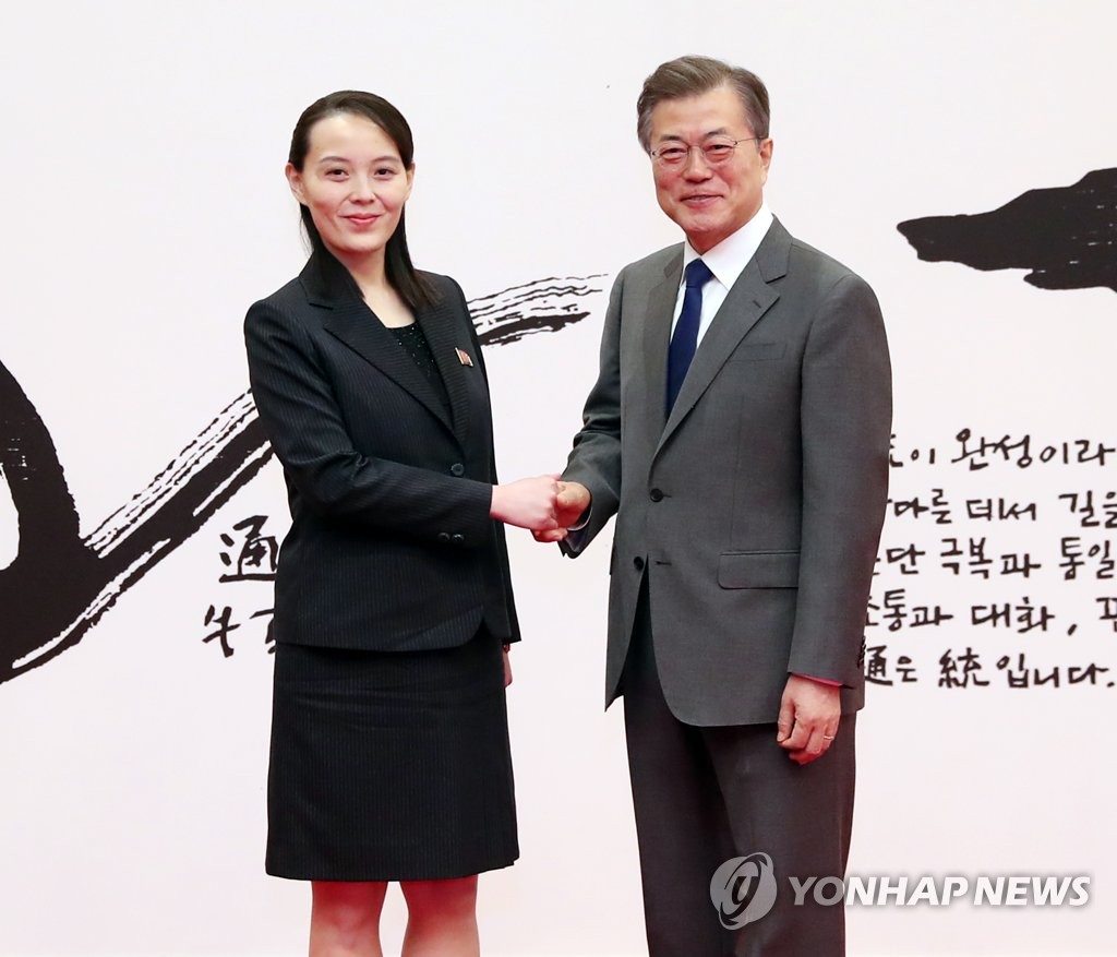 高官代表団は１０日、青瓦台（韓国大統領府）を訪れた。金委員長の妹の金与正氏（左）を迎えて握手を交わす文大統領（資料写真）＝（聯合ニュース）