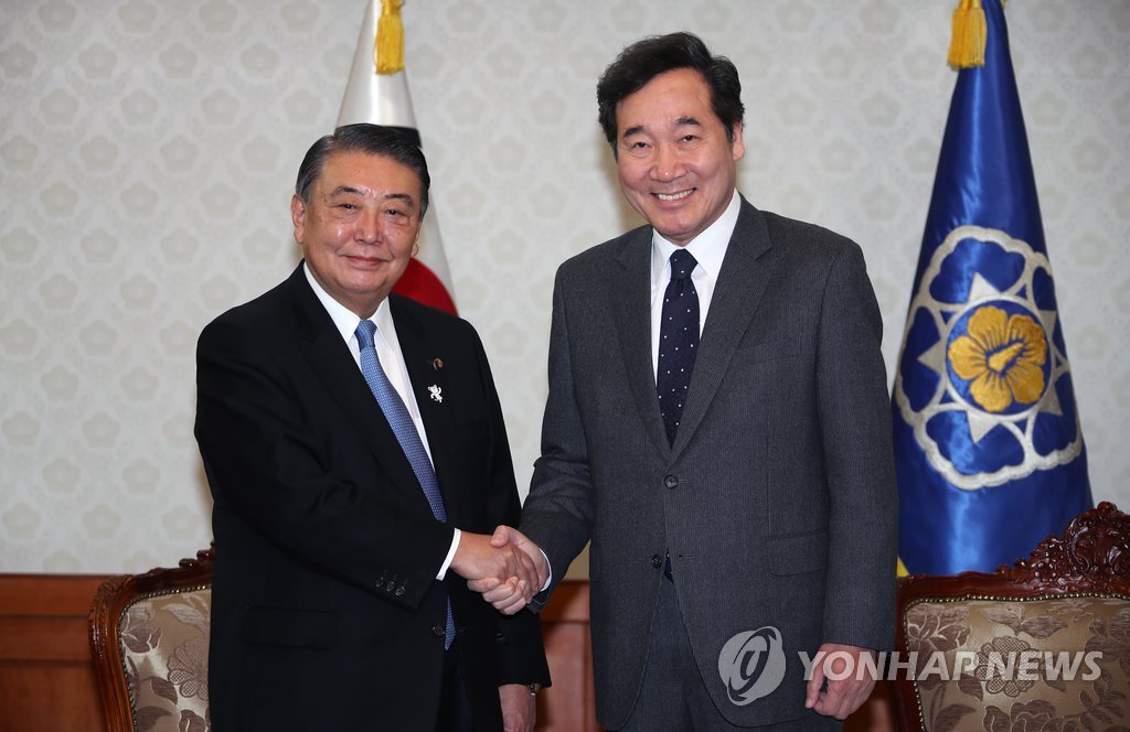 韓国首相と大島衆院議長が握手