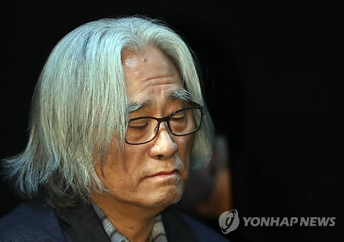 공개 사과하는 이윤택