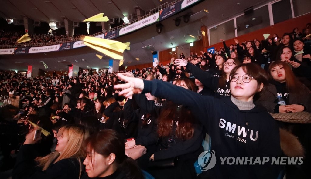 신입 대학생 각오 담긴 '꿈 종이비행기' 날리기