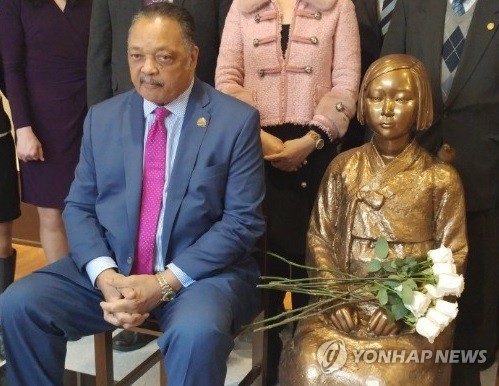 흑인 인권운동가 제시 잭슨, 맨해튼 소녀상에 헌화