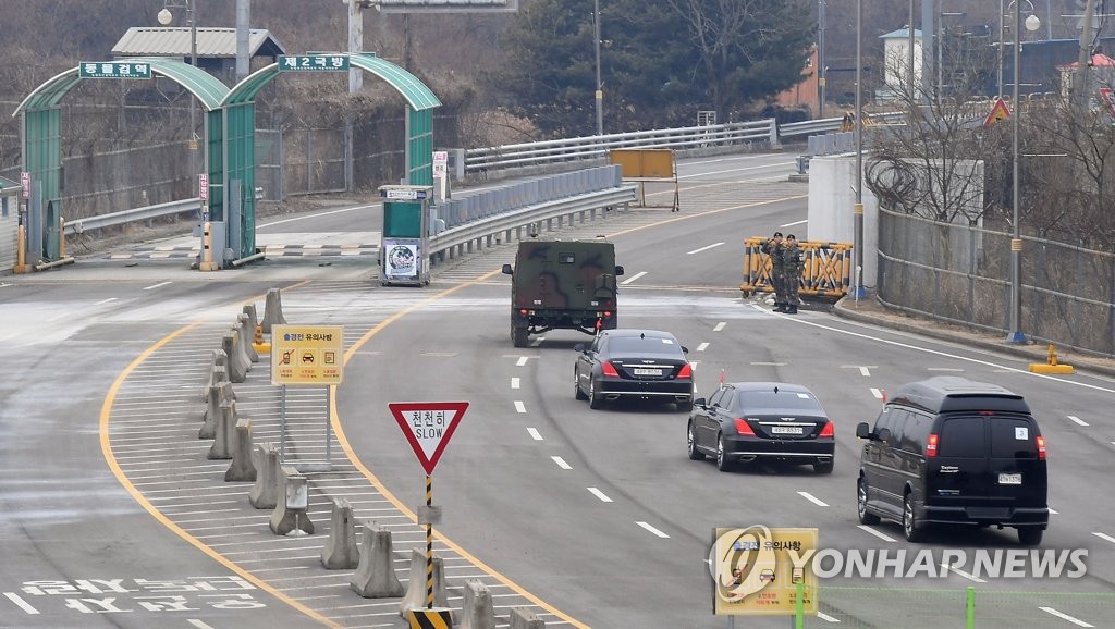 高官代表団は陸路で北朝鮮に戻った（写真共同取材団）＝２７日、坡州（聯合ニュース）