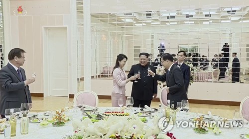 조선중앙TV, 김정은-특사단 면담·만찬 영상 공개