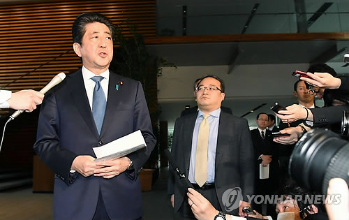아베, 트럼프와 통화 "北 '비핵화 대화' 변화 평가"