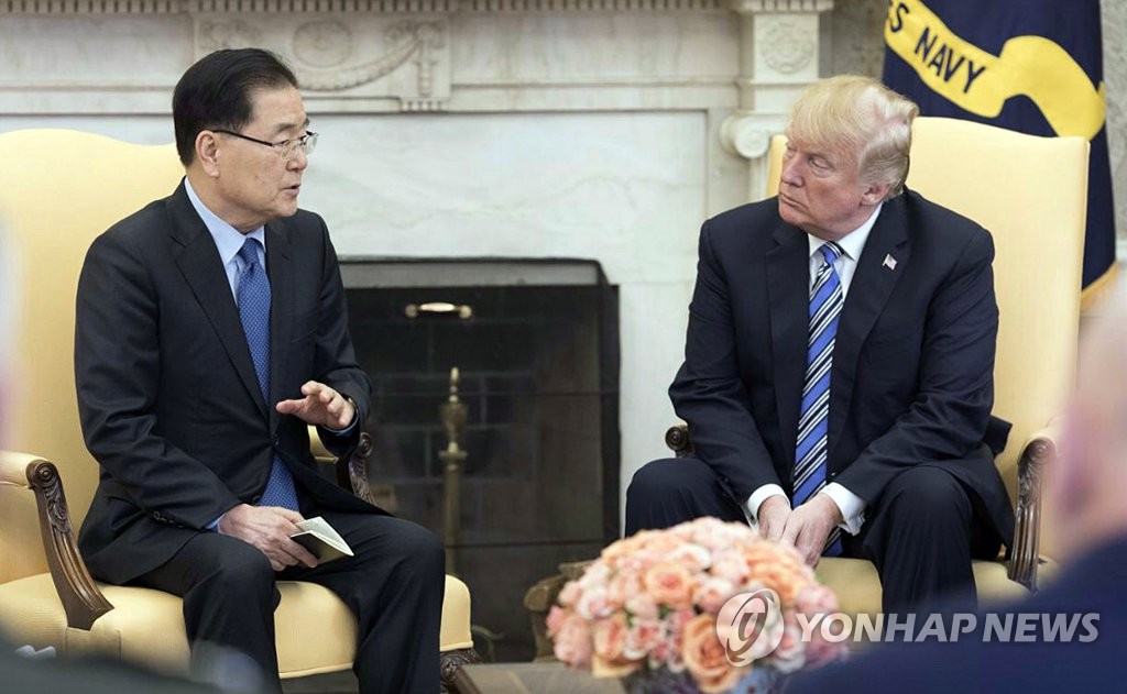 트럼프 대통령과 얘기 나누는 정의용 실장