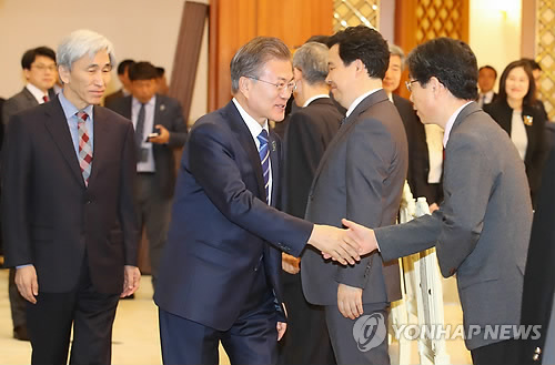 참석자들과 악수하는 문 대통령