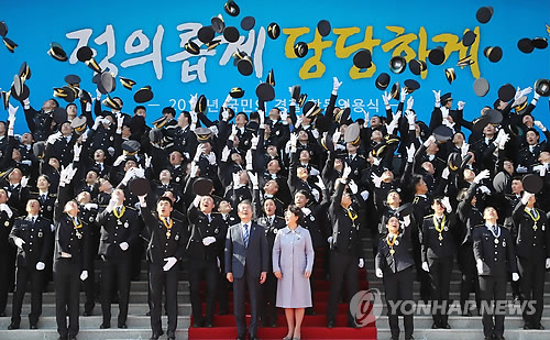 문 대통령 내외, 미래의 경찰 주역들 함께