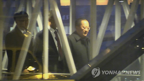 스톡홀름 공항 도착한 리용호 北외무상 일행