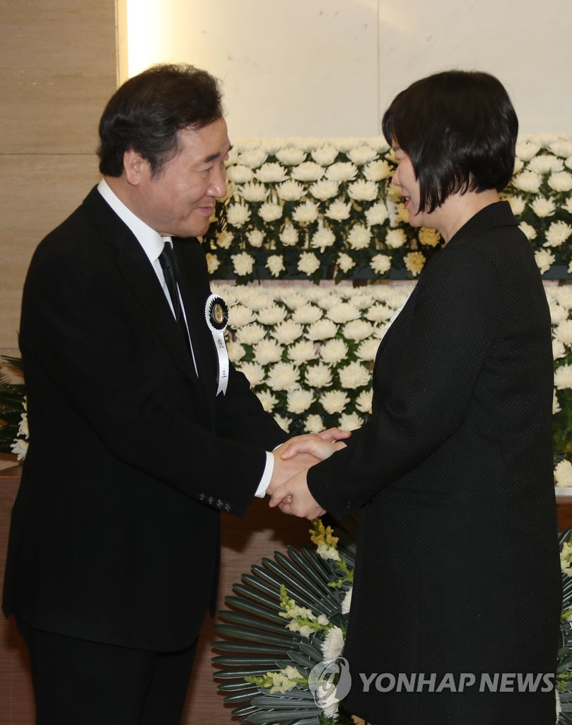 이정미 대표와 인사하는 이 총리
