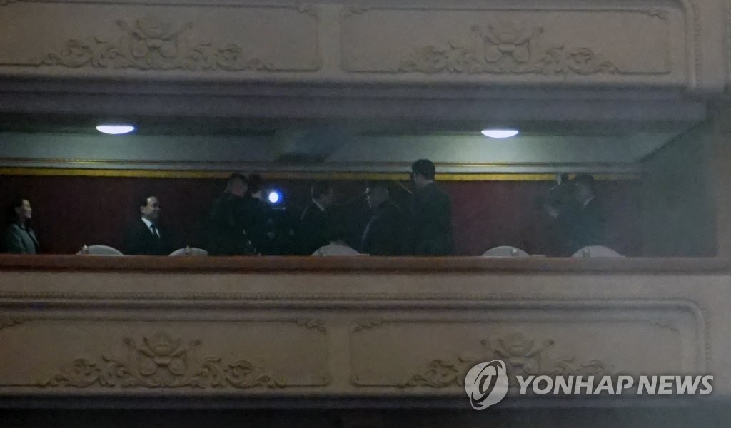 김정은, 예술단 평양공연 '깜짝관람'