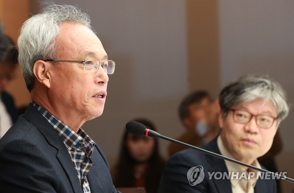 문성현 노사정위원장.(왼쪽 연합뉴스 )