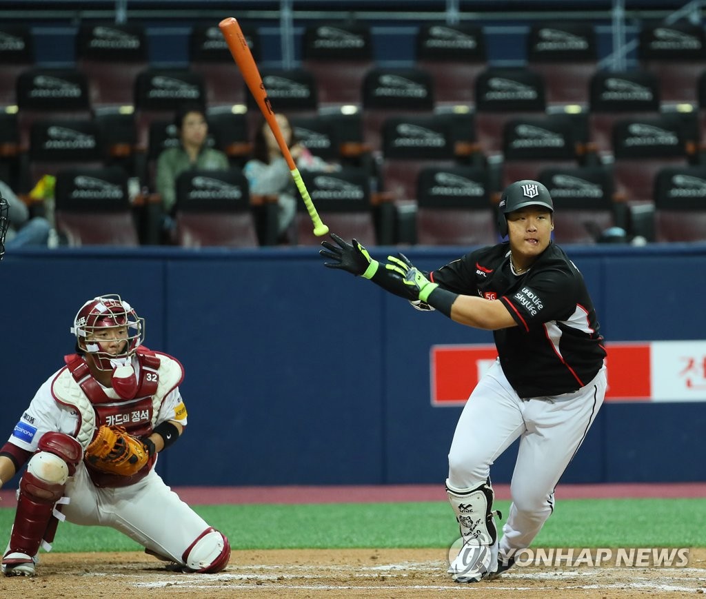 In this file photo from April 3, 2018, Kang Baek-ho of the KT Wiz (R) runs toward first base after hitting a grounder against the Nexen Heroes during the top of the third inning in a Korea Baseball Organization regular season game at Gocheok Sky Dome in Seoul. (Yonhap)