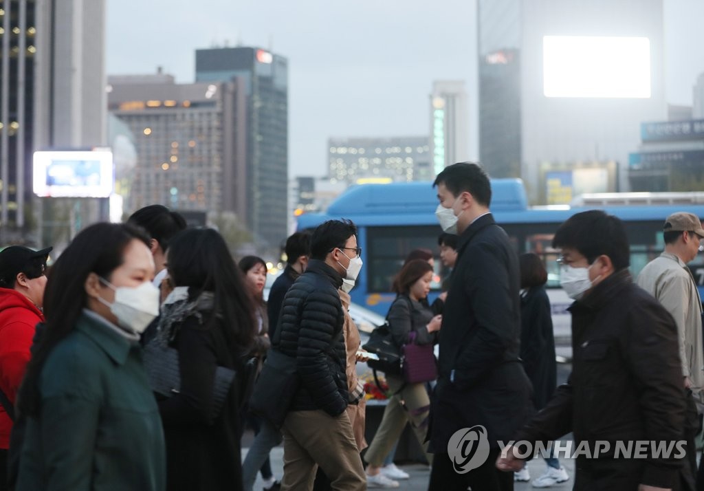 미세먼지 경보에 마스크 쓴 시민들