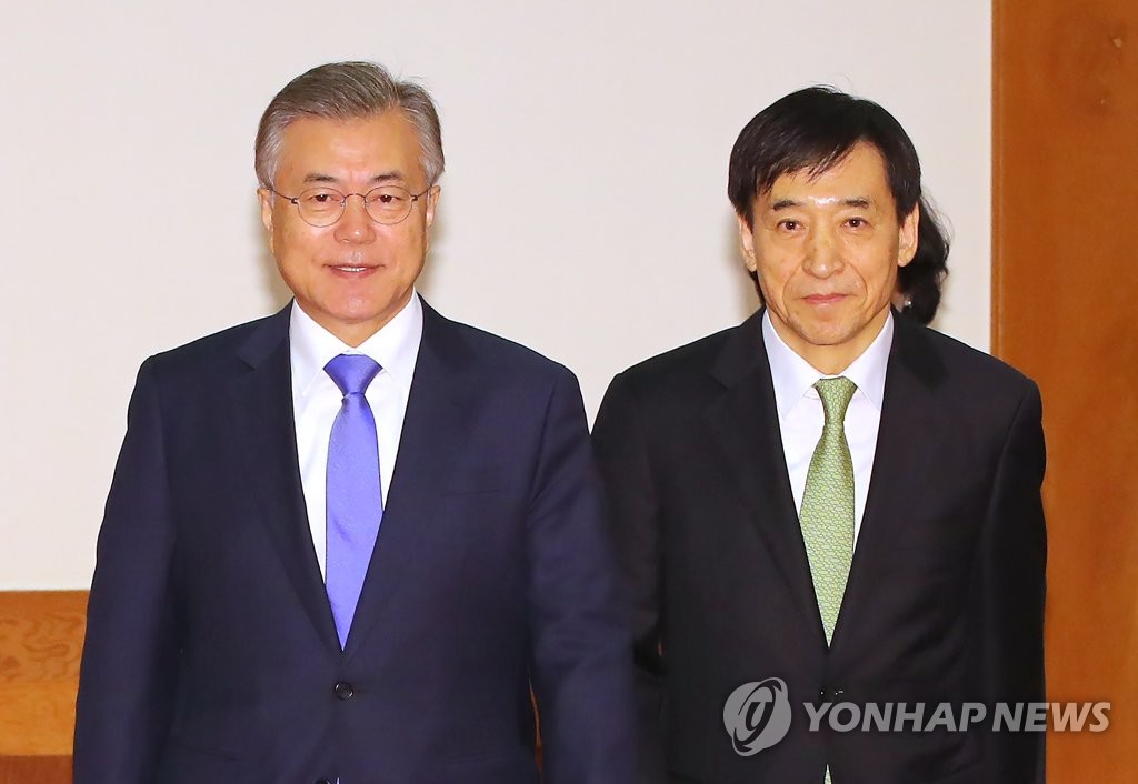 간담회장 향하는 문 대통령과 이주열 한은총재