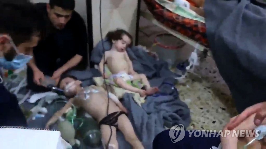 시리아 두마서 화학무기 공격…"사망자 100명 넘어"