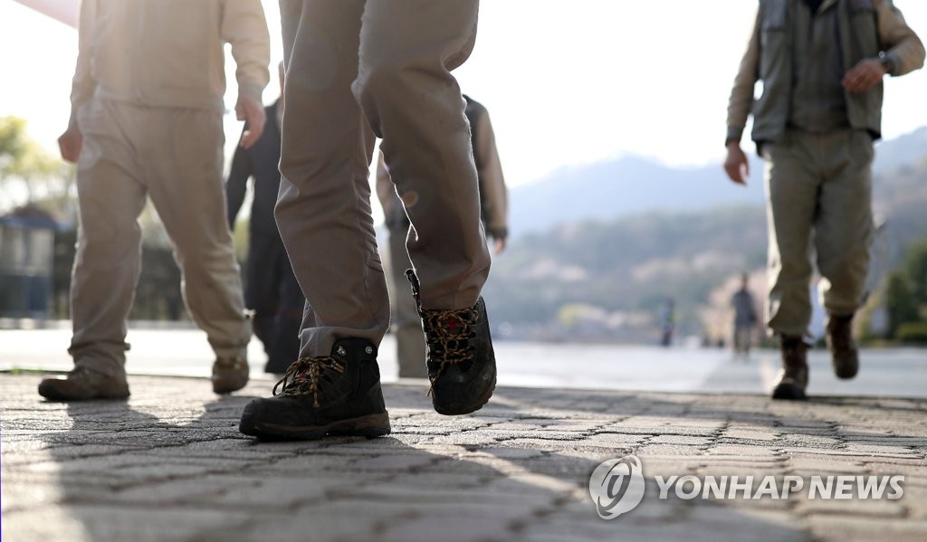 퇴근하는 STX조선해양 근로자