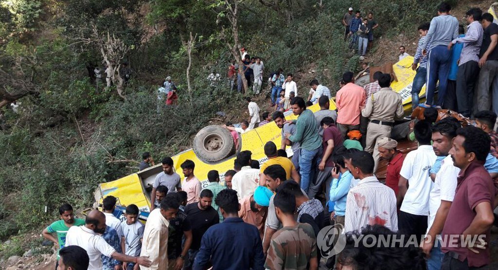 印 스쿨버스 계곡 추락