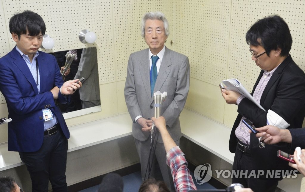 기자들과 문답하는 고이즈미 전 일본 총리