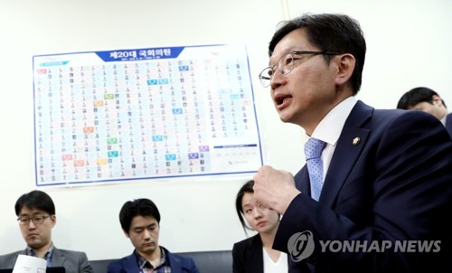 질문에 답하는 김경수 의원