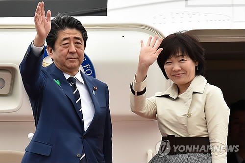 아베, 트럼프와 회담차 출국…"북한·경제문제 연대 확인할 것"