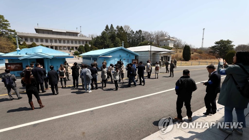 판문점 둘러보는 취재진