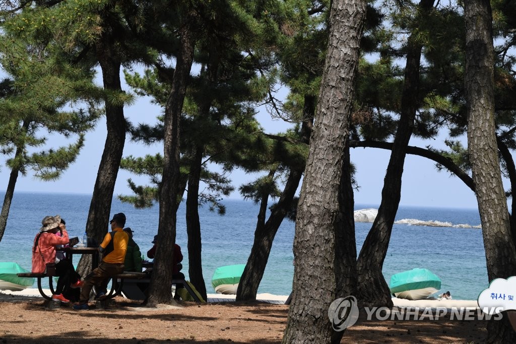 초여름 날씨…해변 찾은 관광객
