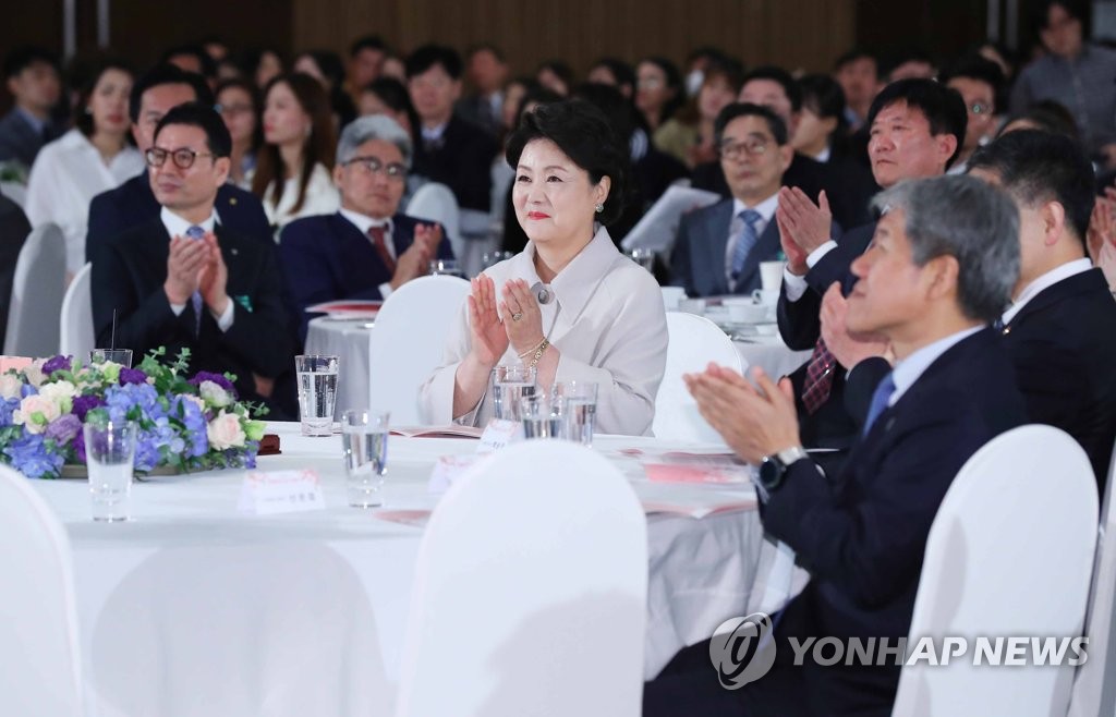 장애인의 날 기념식, 박수치는 김정숙 여사