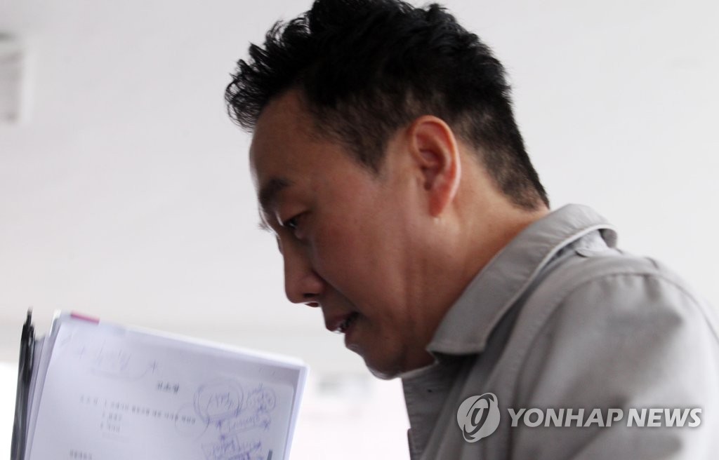 '성추행 의혹' 정봉주, 피고소인으로 경찰 출석