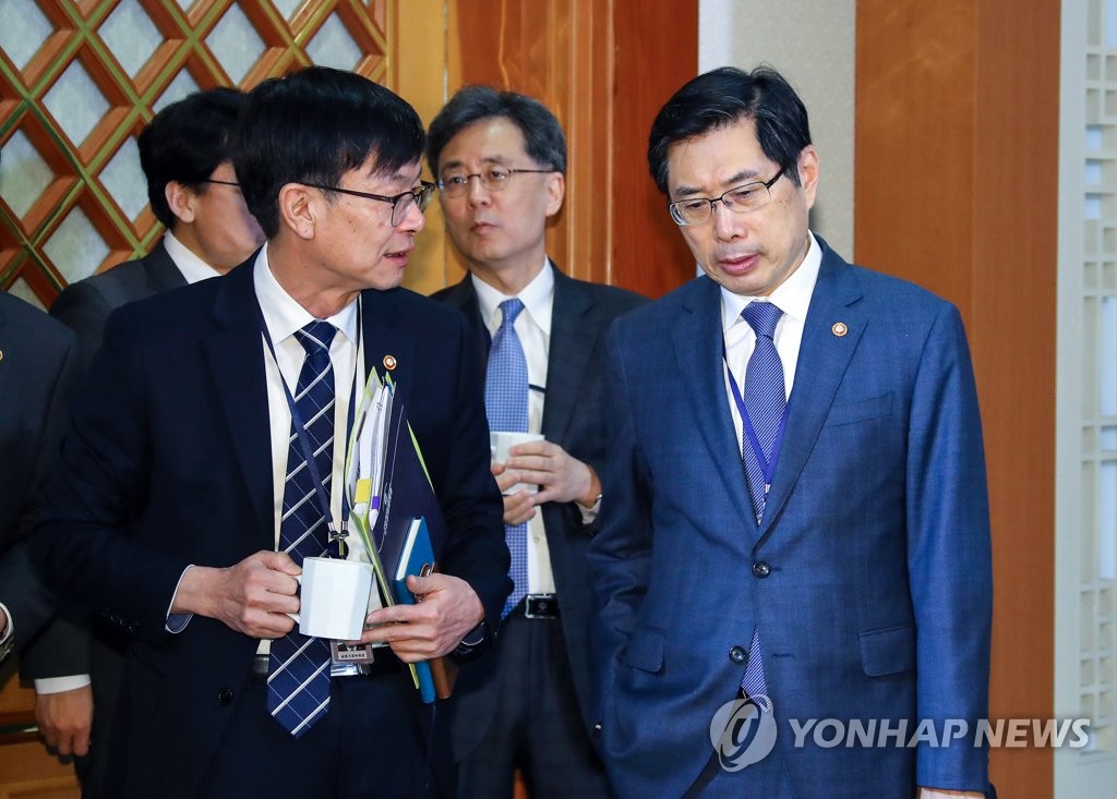 김상조 공정거래위원장과 얘기 나누는 박상기 법무장관