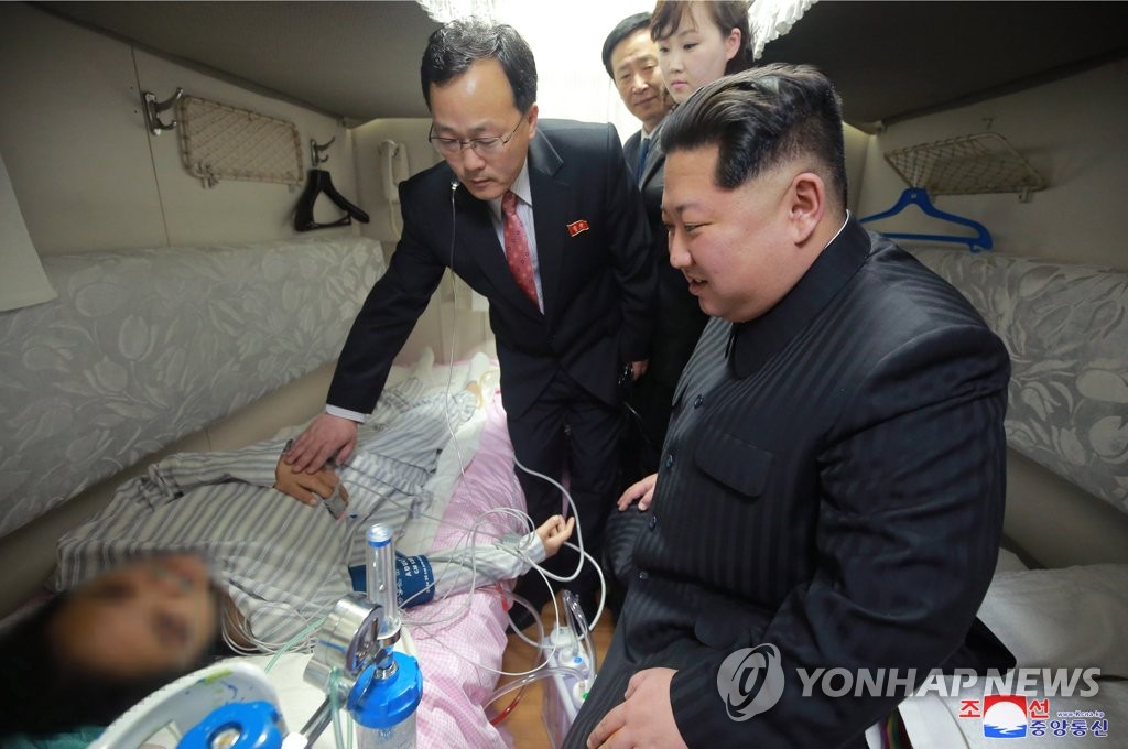 김정은, 중국 관광객 교통사고 사상자 후송열차 배웅