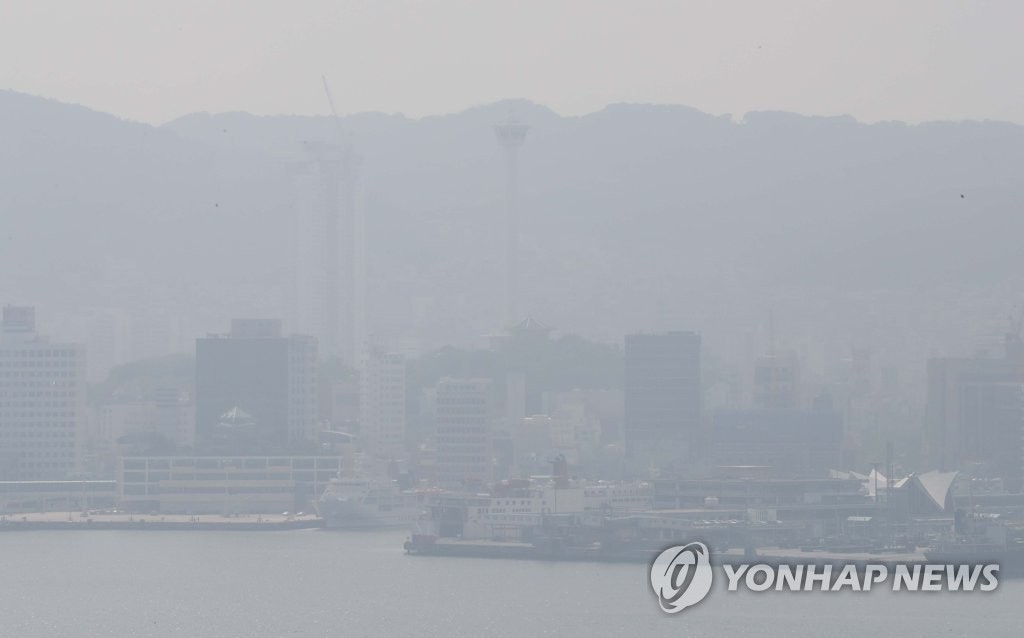미세먼지 뿌연 부산항