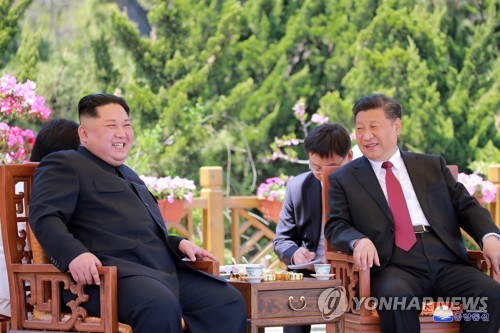 담소 나누는 북중정상