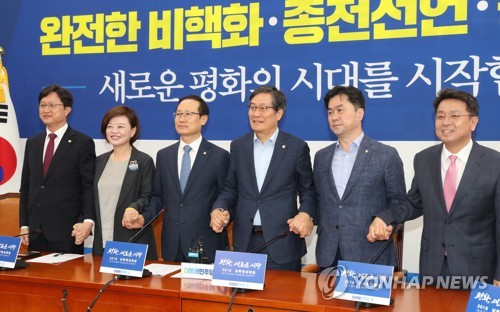 인사하는 민주당 원내대표단