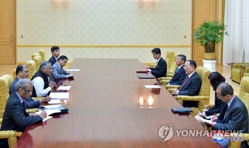 리용호 북한 최고인민회의 외교위원장, 인도 외교부 대표단 면담