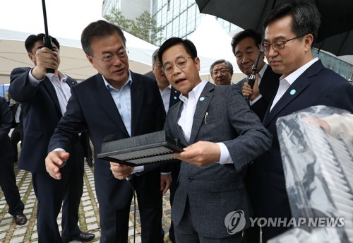 미세먼지 저감기술 설명 듣는 문 대통령