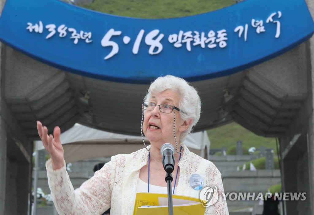 메시지 전하는 마사 헌틀리