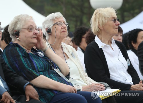 기념식 참석한 '푸른 눈의 목격자들' 유족